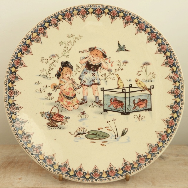 アンティークプレート 絵皿 Les petites filles et l'aquarium フランス サルグミンヌ製 U&C SARREGUEMINES