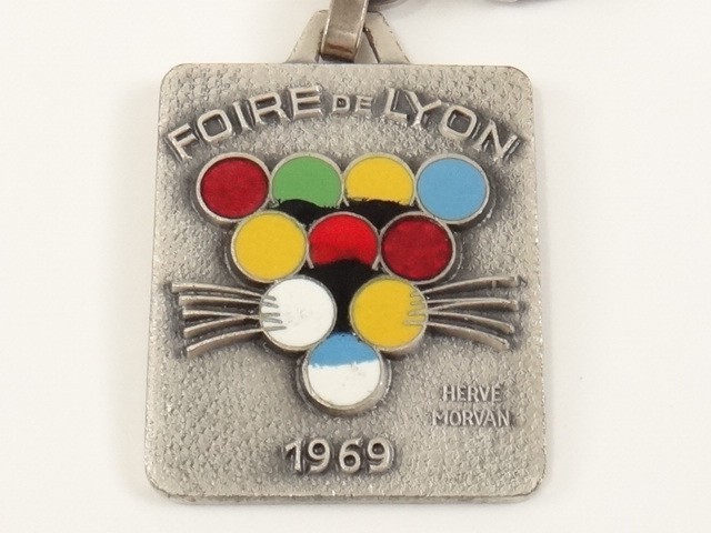 AUGIS オジスキーホルダー FOIRE DE LYON 1969 エルベ・モルバン