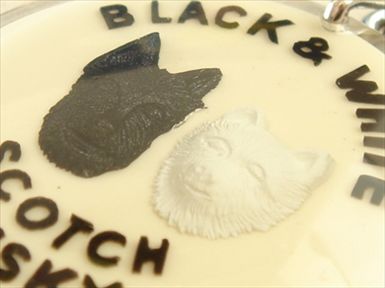 BLACK&WHITEブルボンキーホルダー