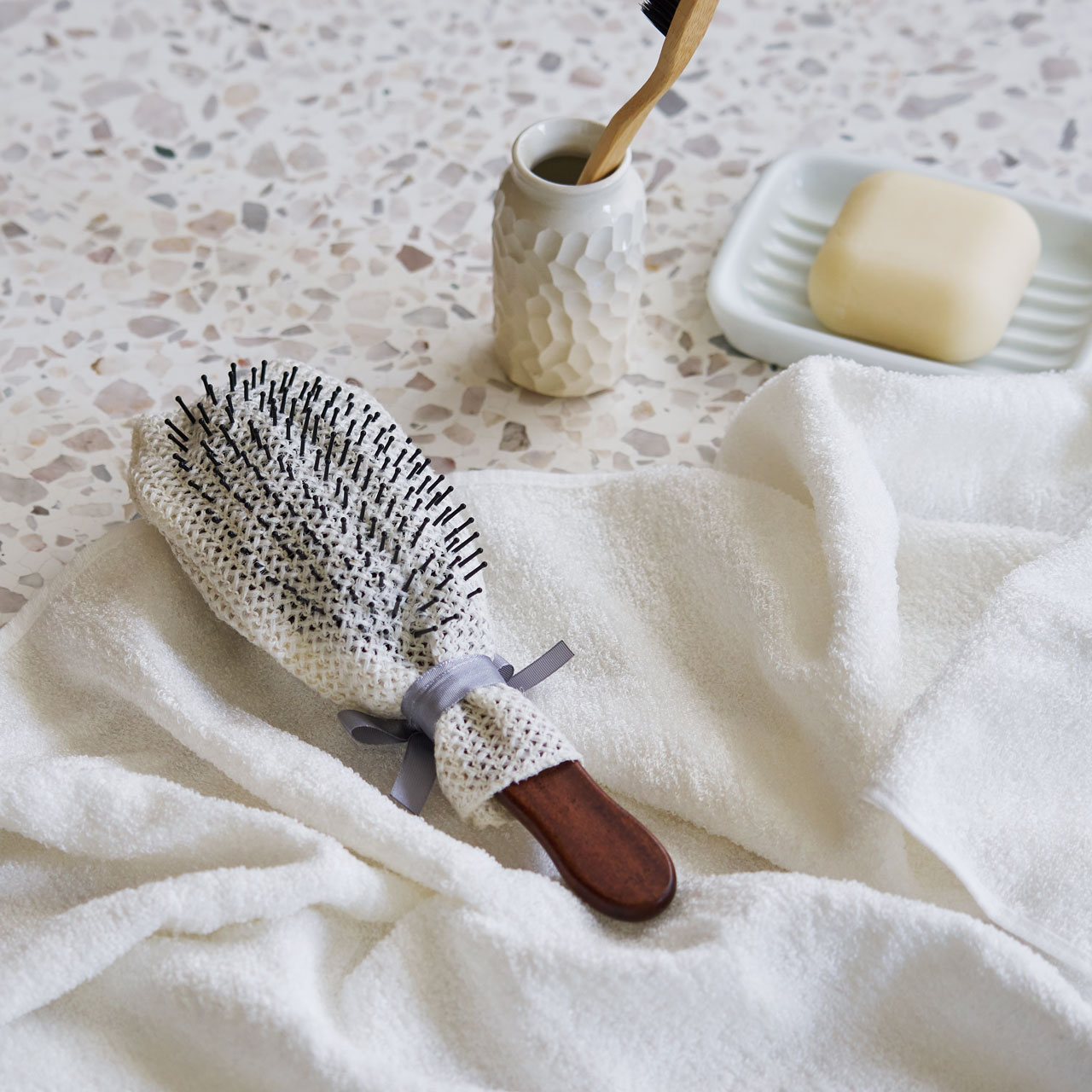 髪の潤いを守る 国産シルク100%のヘアブラシカバー - 上州絹屋 - 髪の