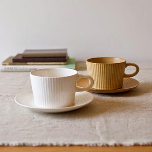しのぎが美しい プラートのティーカップとソーサー - 4th-market