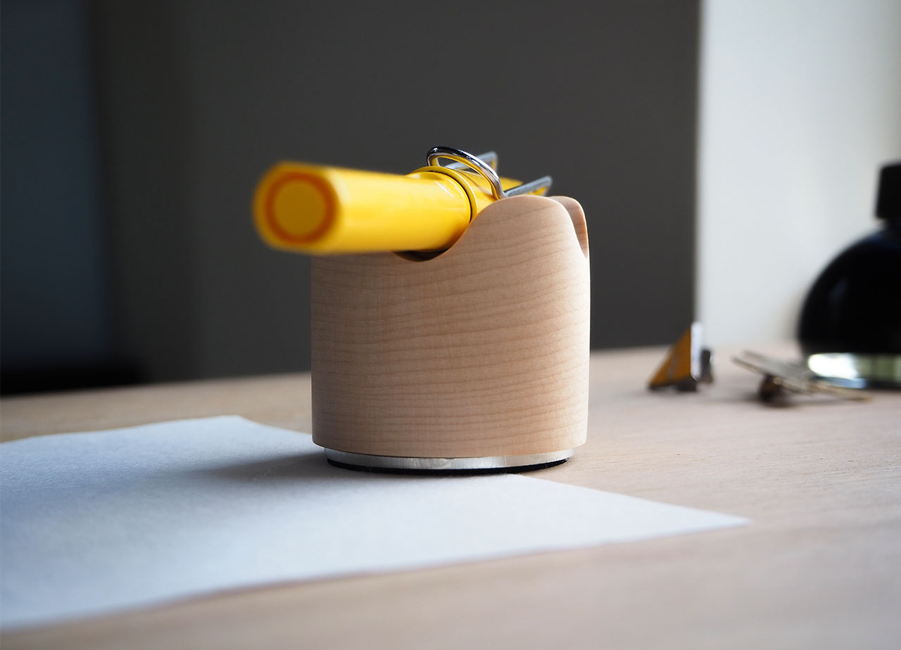 暮らしのツールに居場所を ペン立て兼ペーパーウェイト | p-pen place2