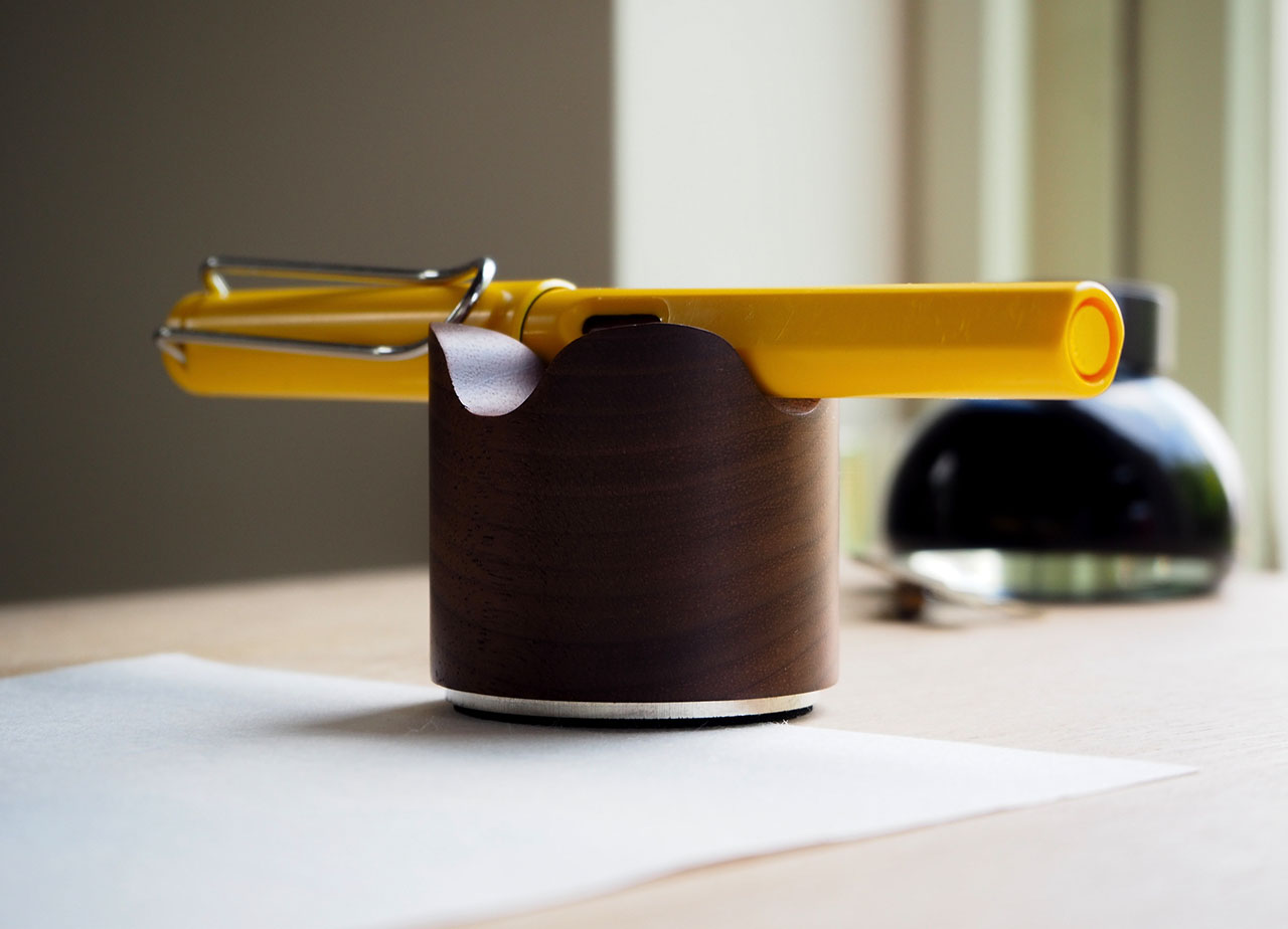 暮らしのツールに居場所を ペン立て兼ペーパーウェイト | p-pen place2