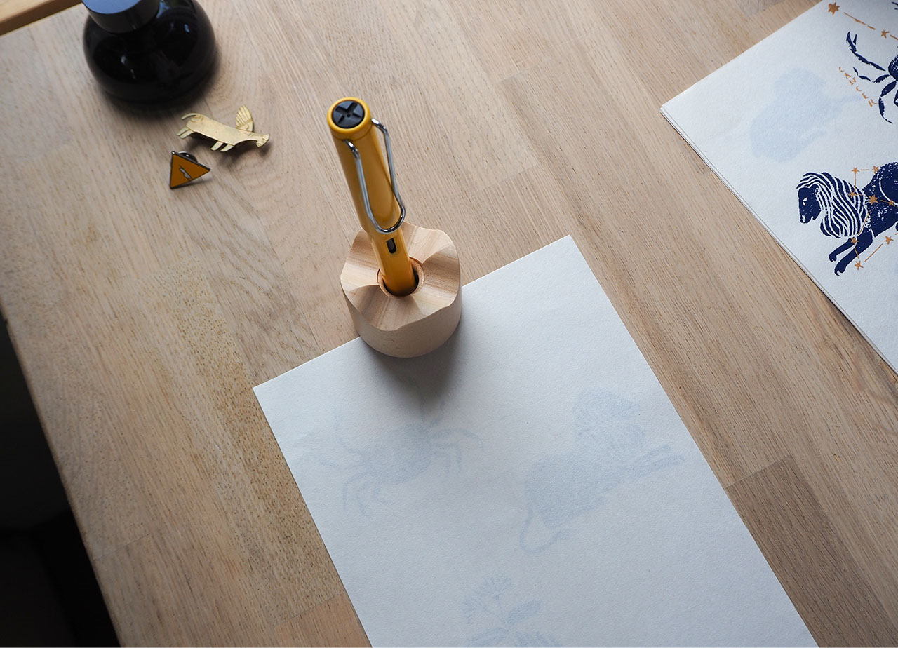 暮らしのツールに居場所を ペン立て兼ペーパーウェイト | p-pen place2