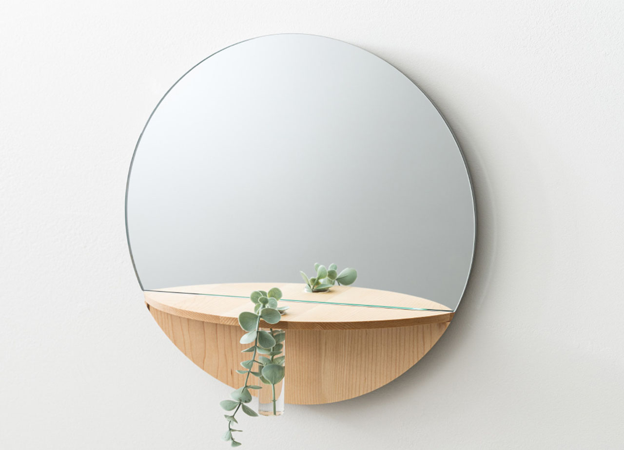 一輪挿しや小物の置ける 木目の美しいウォールミラー - ミマツ工芸