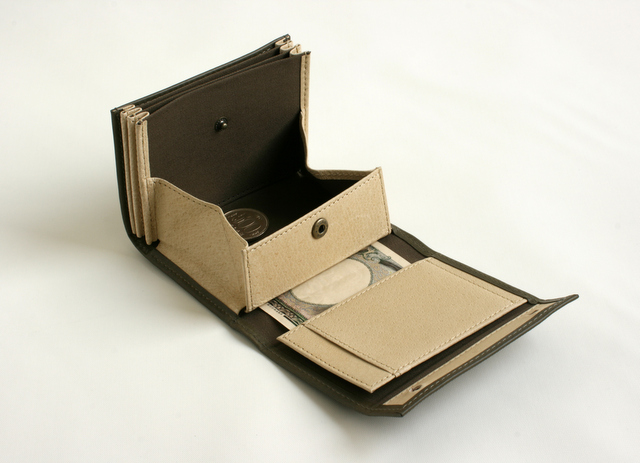 コンパクト二つ折り革財布 | ミッレフォッリエ - エムピウ（m+）