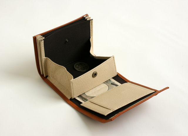 コンパクト二つ折り革財布 | ミッレフォッリエ - エムピウ（m+）