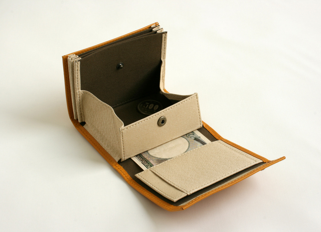 コンパクト二つ折り革財布 | ミッレフォッリエ - エムピウ（m+）