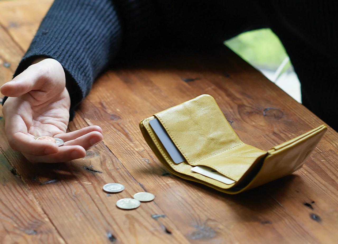 コンパクトで機能的 三つ折り革財布 - hmny