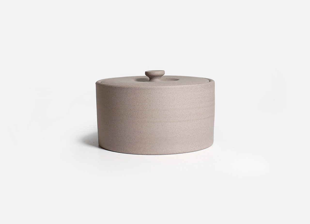 ＪINSUIIROIRO保存容器 陶器４５0ml ブラック オフホワイト 急須製造の蓋すり技術による高い密閉性 常滑焼の保存容器 | IROIRO