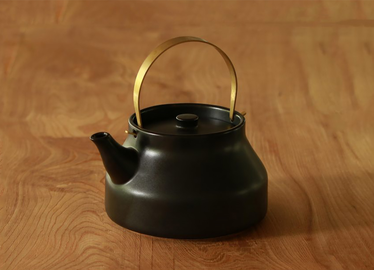 うやうやしいです。 おいしく、やさしく | 陶のやかん - かもしか道具店