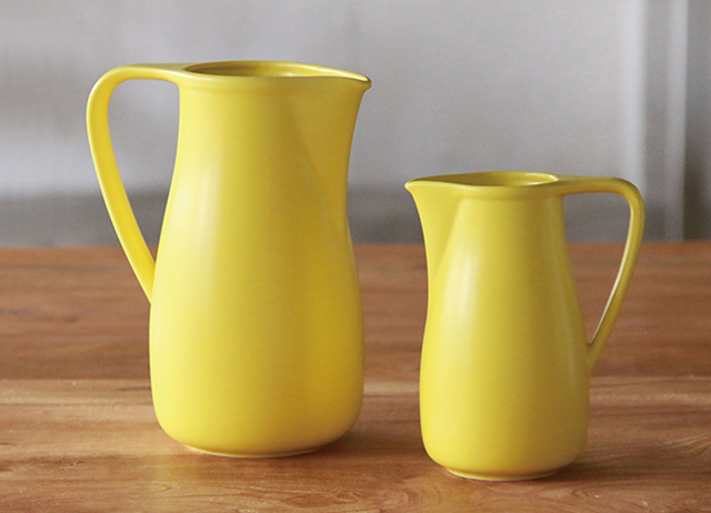 花器としても使える陶器のピッチャー - かもしか道具店