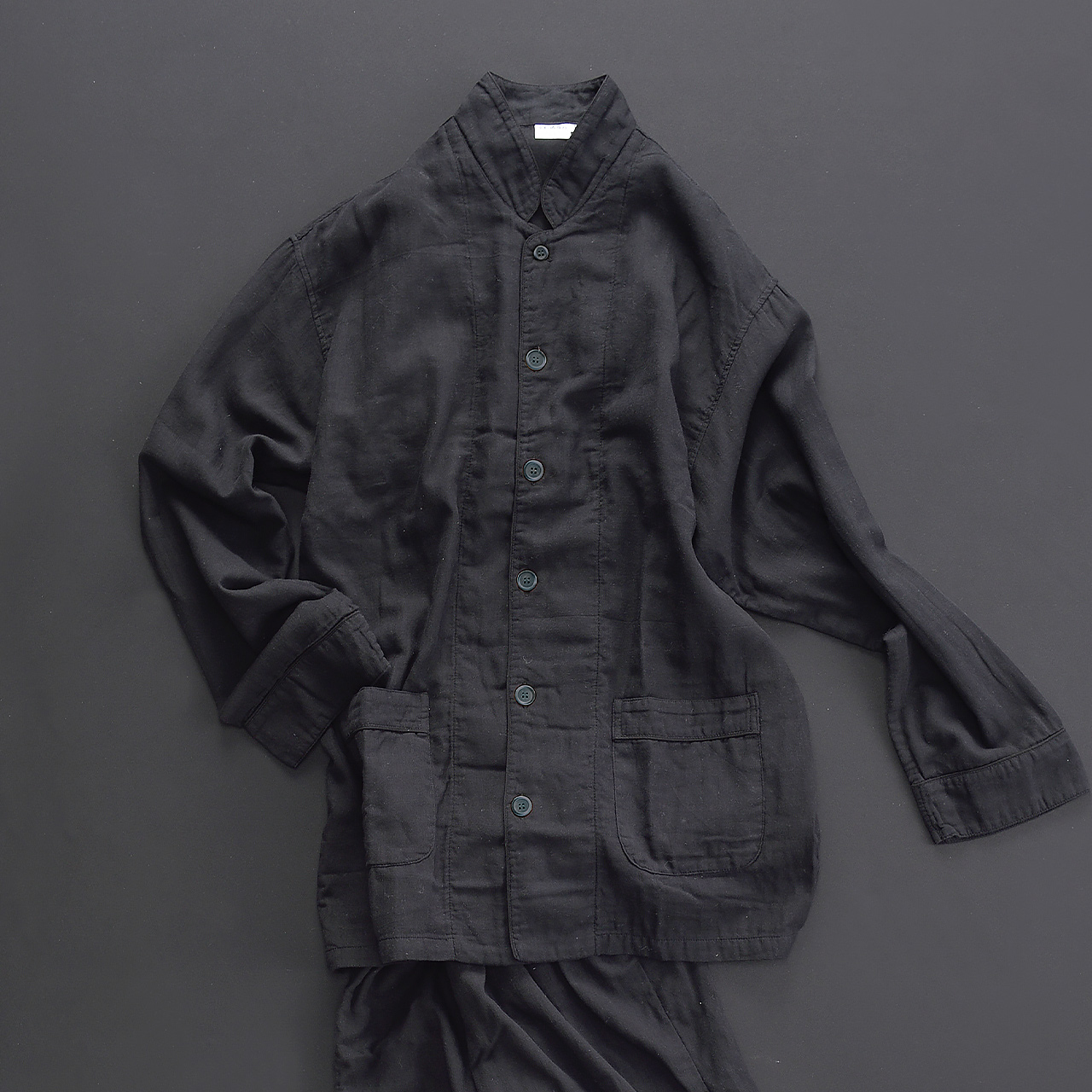 ねむりのプロが手がけるガーゼパジャマ 深黒 - 京都紋付御黒染司×京和