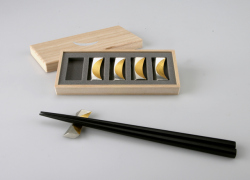 鶴亀の水引をモチーフにした錫の箸置「鶴亀」 - 能作 -