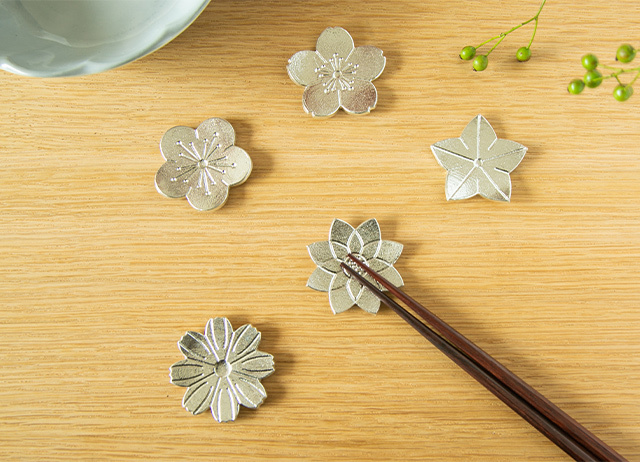 錫製の花びら箸置 「花ばな」 -能作