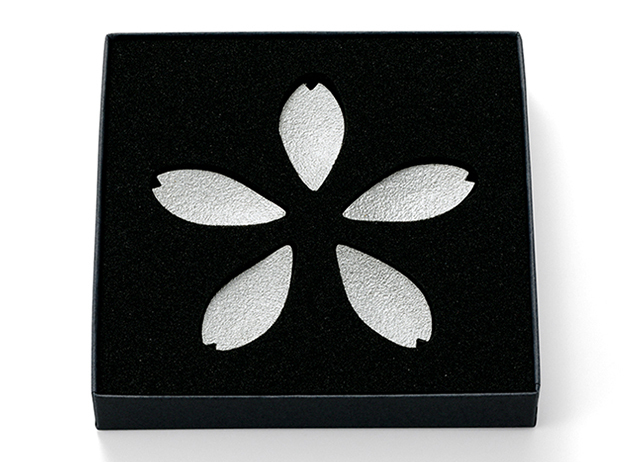篠原　銀製 花柄彫刻 置物 高さ約10cm 花巻人形工房_花巻人形 釜猫_鯰押さえ – 東北スタンダードマーケット