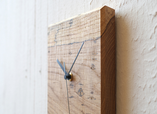 壁掛け時計（楢） 富山県産虫喰い楢 デザイン壁掛け時計 - RetRe