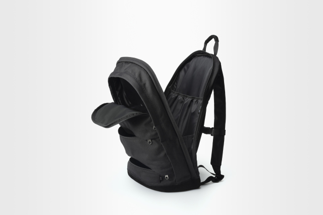 ◎極美品 Darwin リュック 2way 小分け収納 ブラックナイロン 底鋲2 ◎極美品 Darwin リュック 2way 小分け収納 ブラックナイロン 底