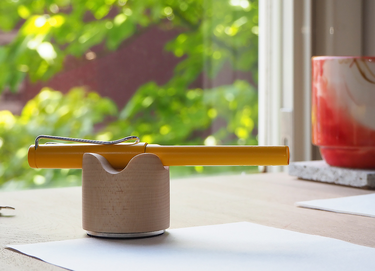 暮らしのツールに居場所を ペン立て兼ペーパーウェイト | p-pen place2