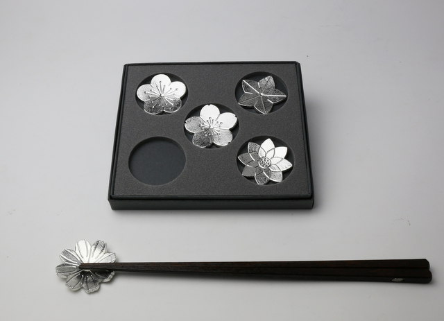 錫製の花びら箸置 「花ばな」 -能作