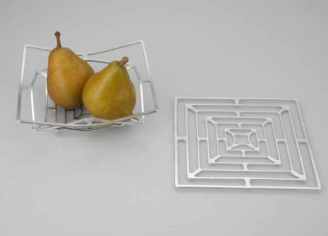 手で自在に変形できる 曲がる錫製の器 KAGO - 能作