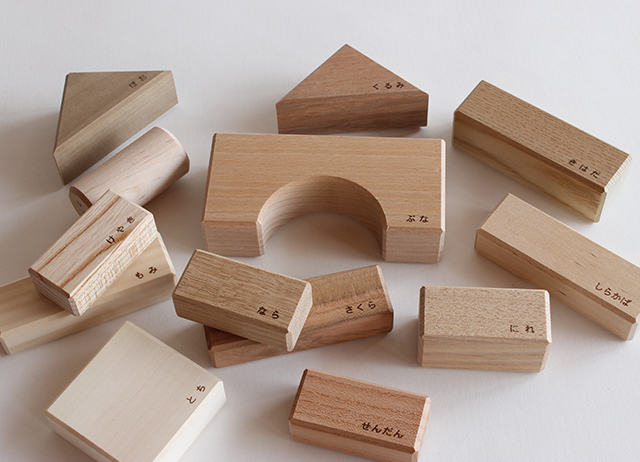 12種類以上の日本の木を使用している積木 寄木の積み木 木箱入り