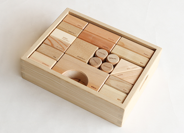 12種類以上の日本の木を使用している積木 寄木の積み木 木箱入り