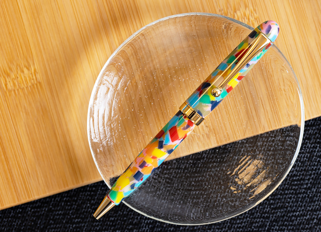 職人が削り出す 唯一無二のアクリルボールペン | 折り紙 - 大西製作所 -