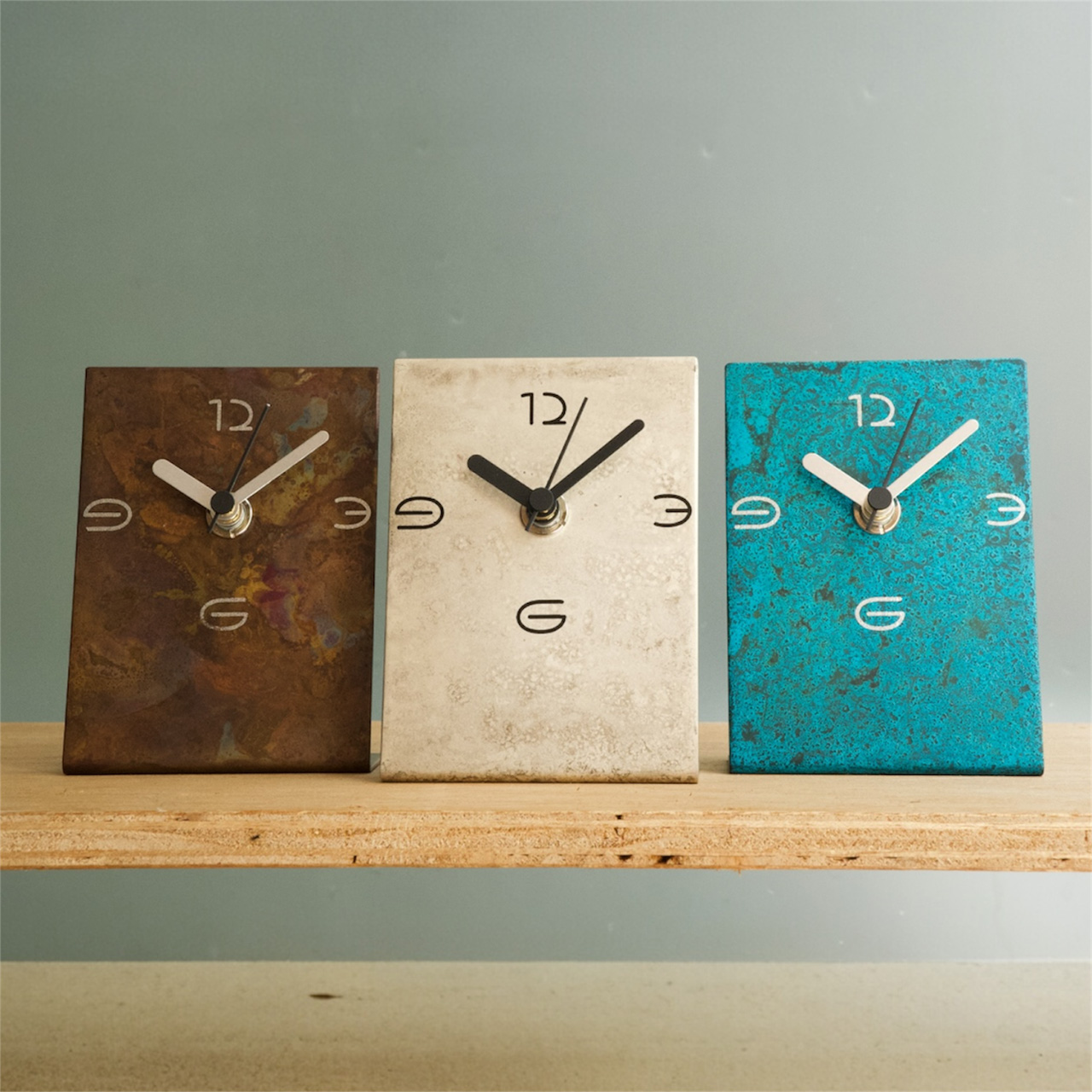 銅器着色のスタンド型時計 time and space - モメンタムファクトリーOrii -