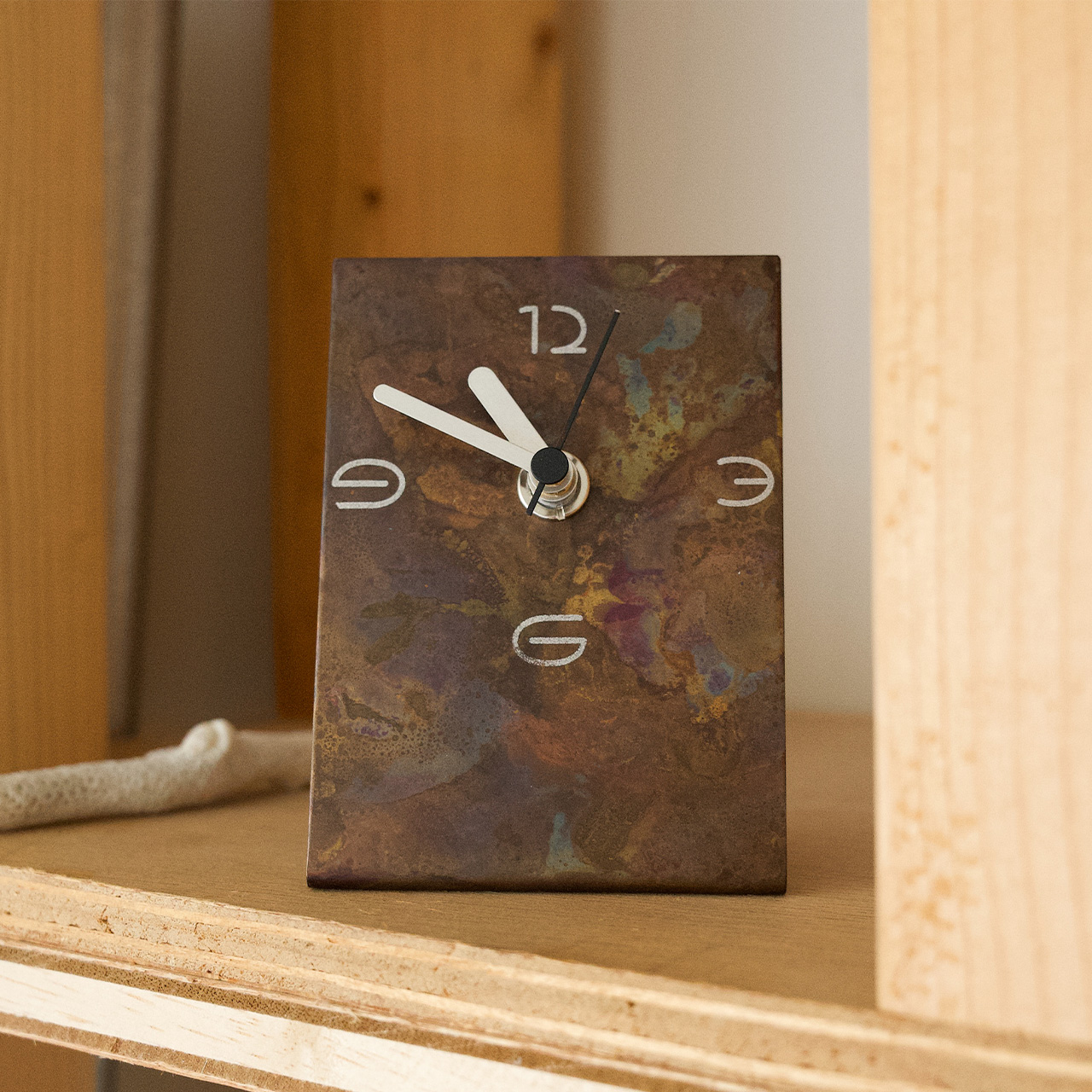 伝統技法で着色した世界に一つの スタンド型時計 time and space