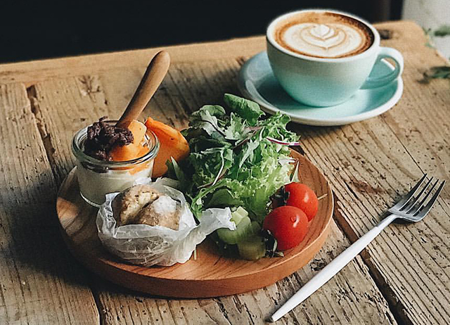 贅沢な厚み、山桜を愉しむ木製プレート | 仁取皿 -薗部産業