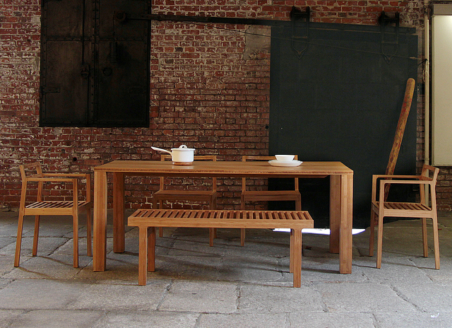 重厚さと天板の美しさ ソリッドダイニングテーブル -テオリ（TEORI）