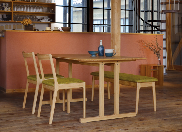 立ち上がりやすく、美しい ウイングテーブル -テオリ（TEORI）