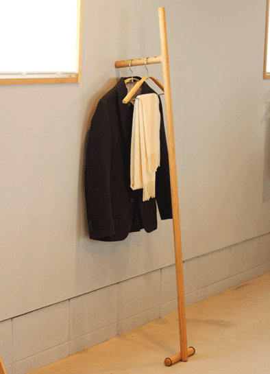 竹馬のようなコートハンガー「TAKEUMA タケウマ」 -テオリ TEORI