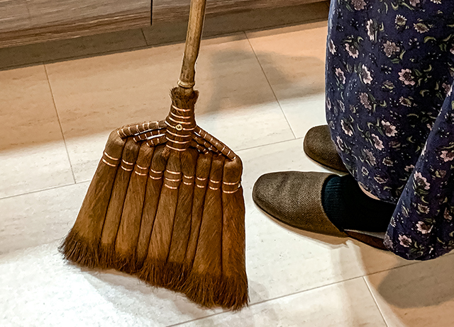 棕櫚箒 長柄 7玉 9玉|皮巻き 20年使える - 山本勝之助商店