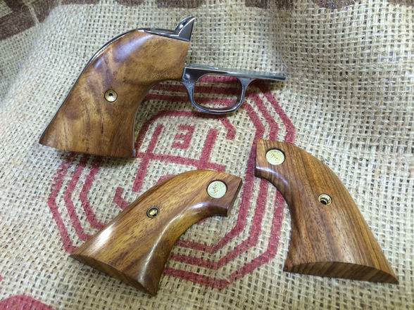 ハートフォード ピースメーカー（SAA.45）用 ツーピース木製グリップ