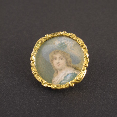 ゴールドメタル枠に女性の肖像のリトグラフボタン | ボタンのミラベル