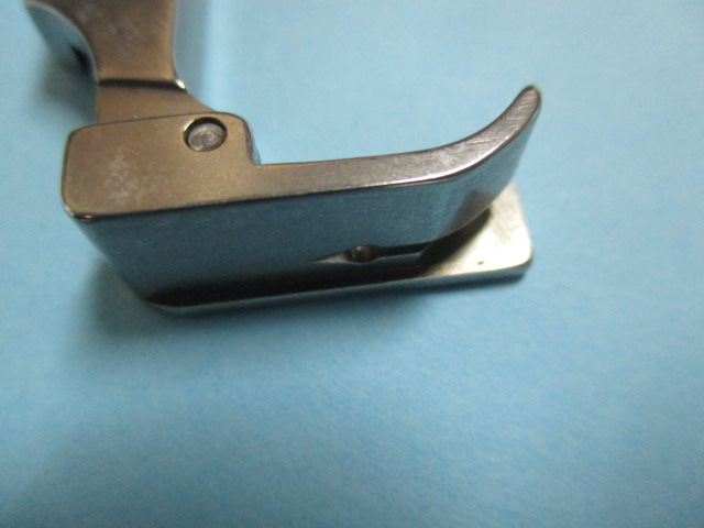 ガイド付き押え金　(右)