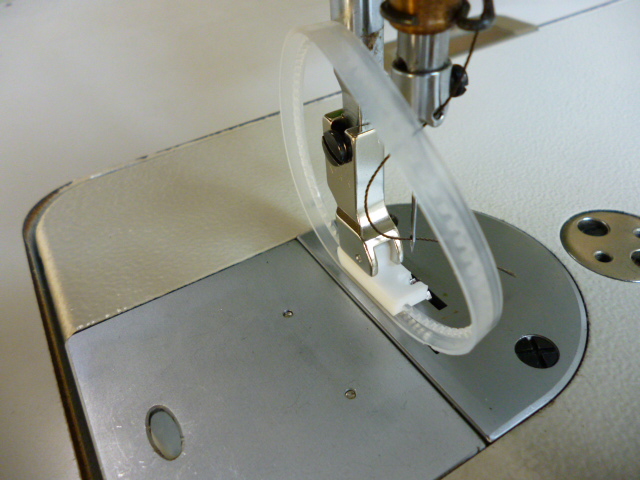 NTR-R リング押え(右が針落ち左がリング)