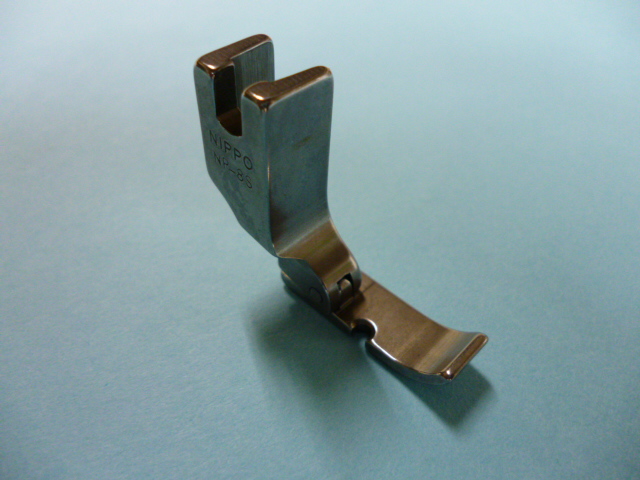 端縫い自由押え金　(左)  (NP-8S/NP-8/NP-7)