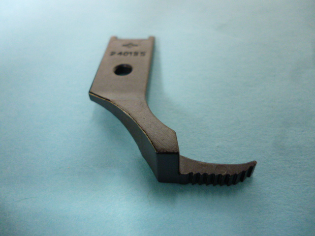 総合送り　(外押え) (240135) (右押え歯付)