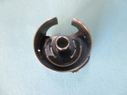 ボビンケース「空転防止バネ入り」　(セイコー腕ミシン　LSC-8B用) (小釜用)　「SC39-14NS」