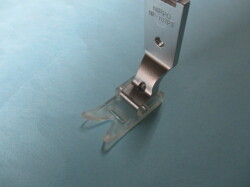 千鳥ミシン用　(透明プラスチック) (フッ素樹脂貼り) NP-107PT