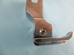 段付押え「針送りミシン用」) (右)　DNR