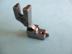 押え金　(コンシールファスナー付け用)