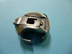 ボビンケース　(小釜用) (ヤクモ腕ミシン380他用) (JUKI腕ミシンDSU142-7他用)「SC81-2NS」