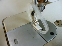 NTR-R リング押え(右が針落ち左がリング)