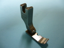 端縫い自由押え金　(右)　(NP-6S/NP-6/NP-5)