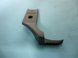 総合送り　(外押え) (240135) (右押え歯付)