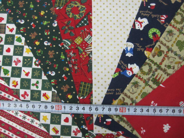 クリスマス生地　★ カット ８枚入り　★ サイズ： 約 30cm×26.5cm　★　小柄が中心です　★クリスマスタペストリー、ツリー、小物などに　[x-0080]
